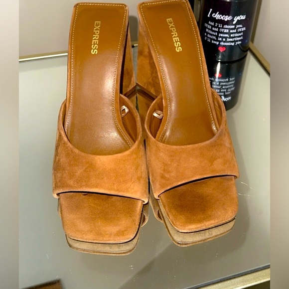 Tan suede dress slide with triangular heel, great support, comfy and stylish - Picture 2 of 3